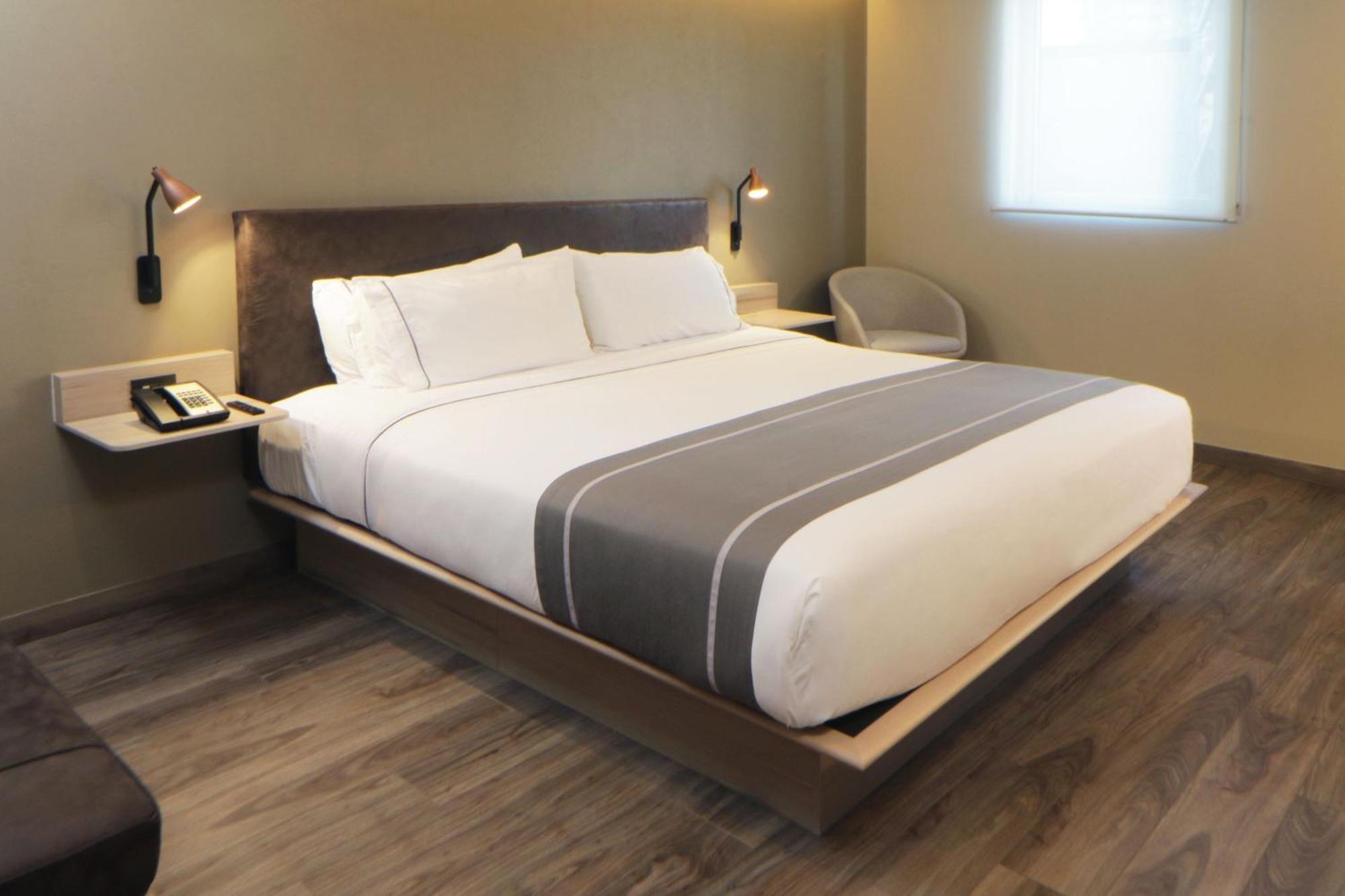City Express Plus By Marriott Guadalajara Providencia Екстер'єр фото